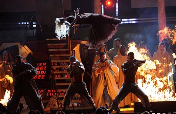 Top 10 - Les tenues les plus extravagantes sur scène aux Grammy Awards