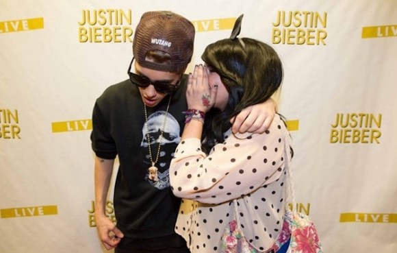 Le BUZZ - Justin Bieber pogne un sein à l'une de ses fans