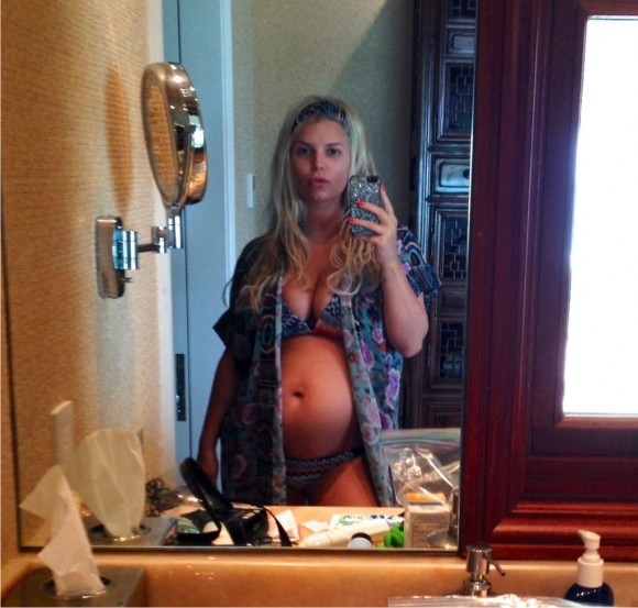 La grossesse de Jessica Simpson - Elle tweete une photo de sa bedaine en bikini à Hawaï