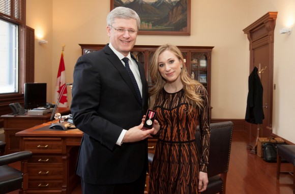 JoannieRochette reçoit une médaille du jubilé de diamant par Stephen Harper