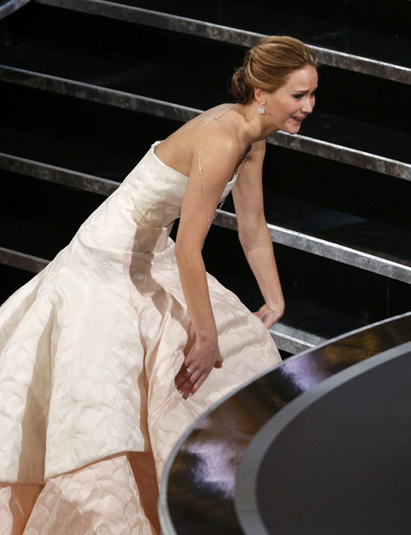 LE BUZZ - La chute de Jennifer Lawrence aux Oscars 2013