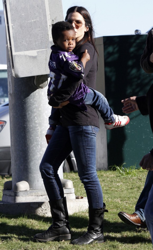 Super Bowl 2013 - Sandra Bullock et son fils Louis encouragent le joueur de football 