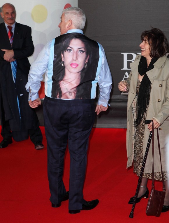 Brit Awards 2013 - Le père d'Amy Winehouse lui rend hommage sur le tapis rouge