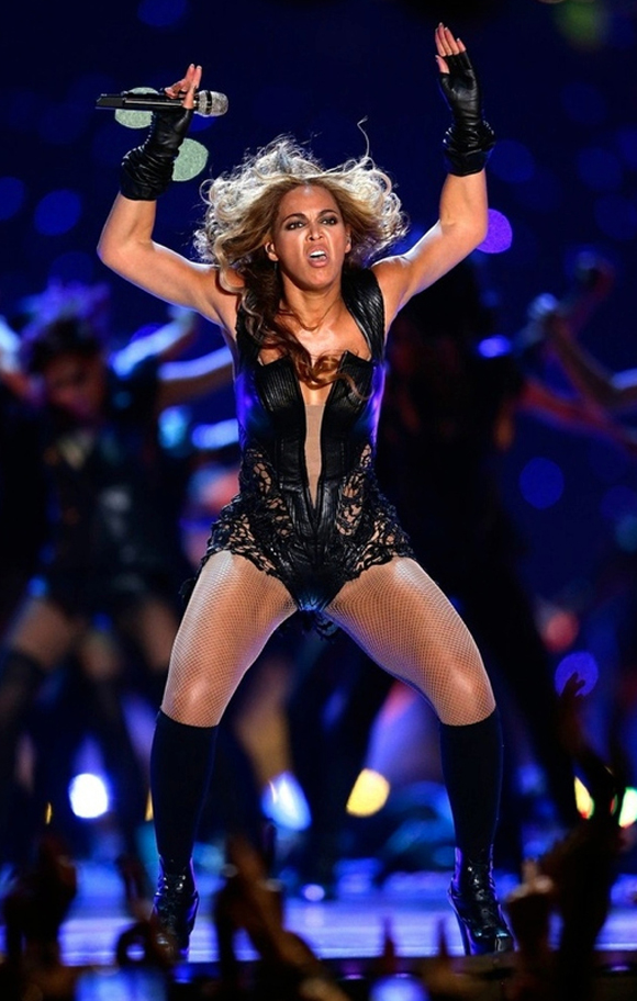 Le BUZZ - Les photos disgracieuses de Beyoncé au Super Bowl