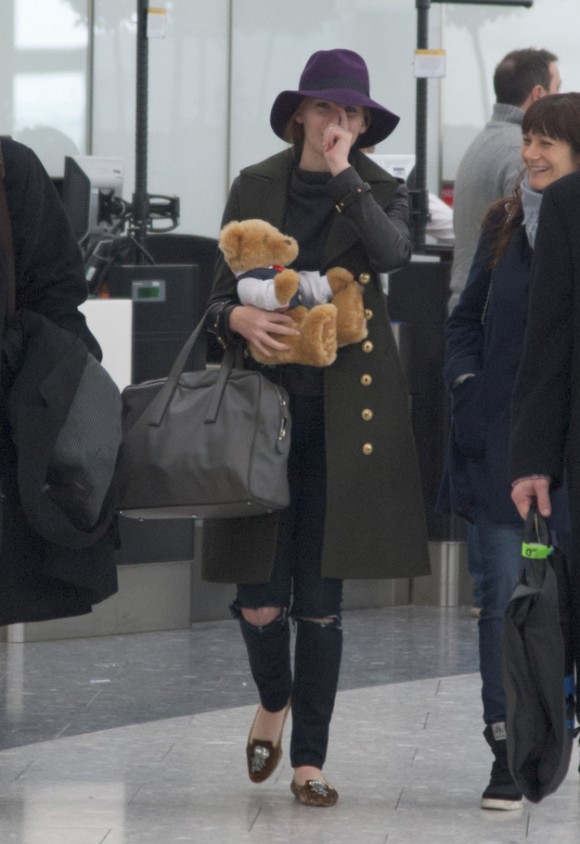 Jennifer Lawrence suce son pouce avec son ourson à l'aéroport de Londres
