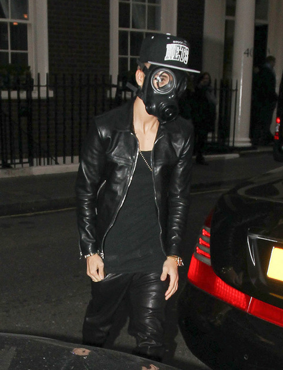 Justin Bieber porte un masque à gaz et se fait tatouer à Londres