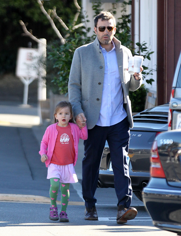 Ben Affleck et sa fille Seraphina se font entourer par des paparazzis insistants