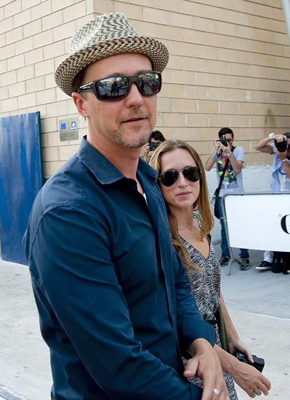 Edward Norton et sa fiancée Shauna Robertson attendent leur premier enfant