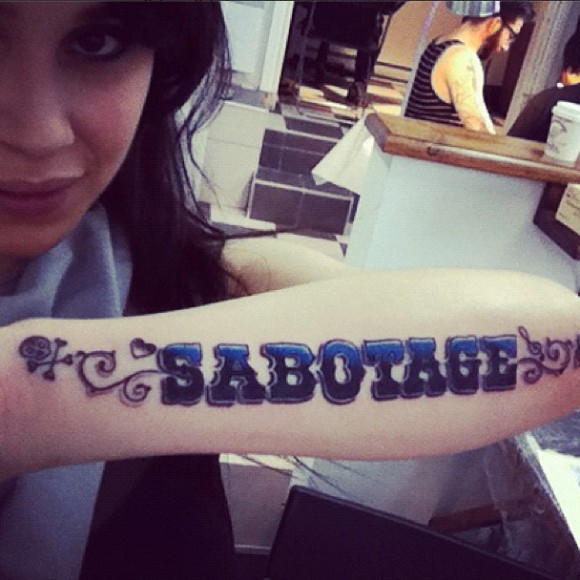 Le nouveau tatouage de Sabrina Sabotage