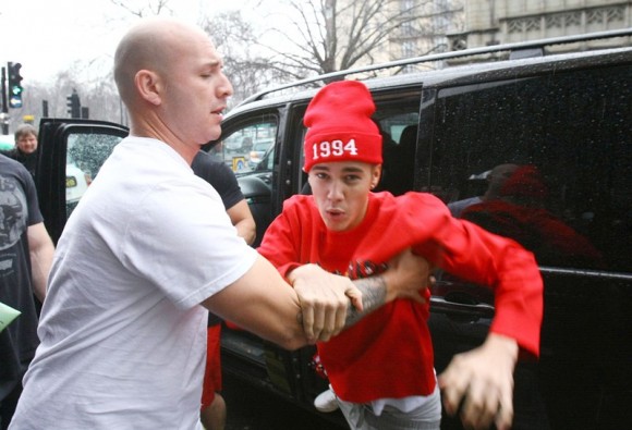 LE BUZZ - Justin Bieber menace de frapper un paparazzi