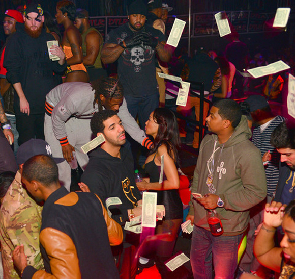 Drake lance 50 000$ dans un club de danseuses