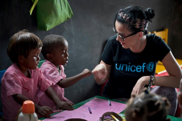  Katy Perry rencontre des enfants à Madagascar en soutien à l'UNICEF