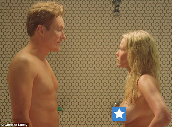 LE BUZZ - Conan O'Brien et Chelsea se battent nus dans la douche