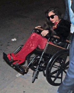 Lady Gaga s'achète une chaise roulante Louis Vuitton