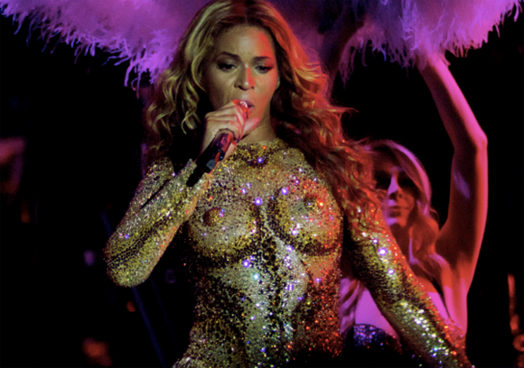 Mrs Carter World Tour - Le costume de Beyoncé est osé