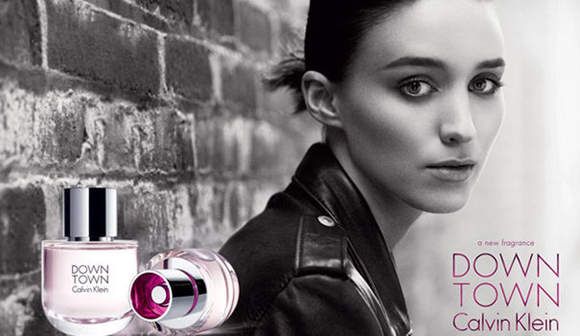 Rooney Mara est le visage de la nouvelle fragrance Downtown de Calvin Klein