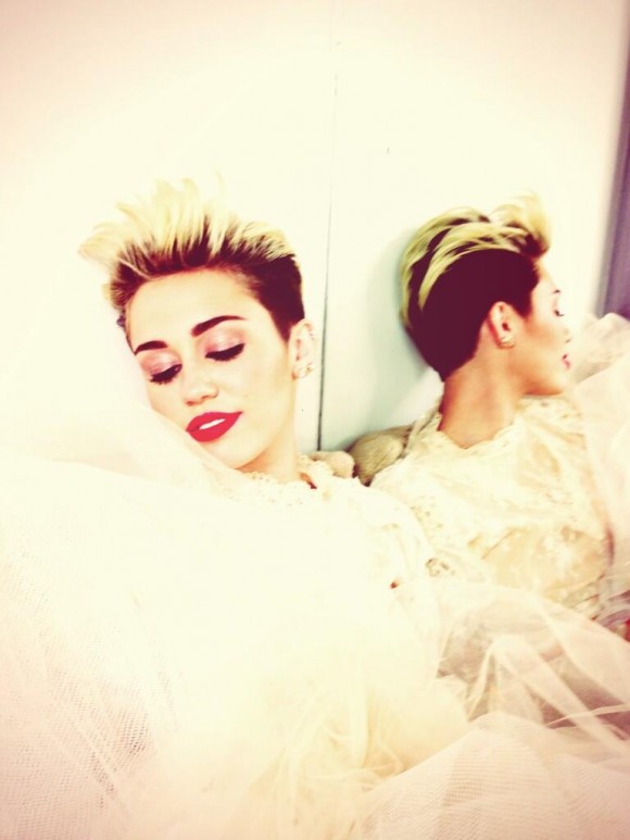 Miley Cyrus en robe de mariage sur Twitter