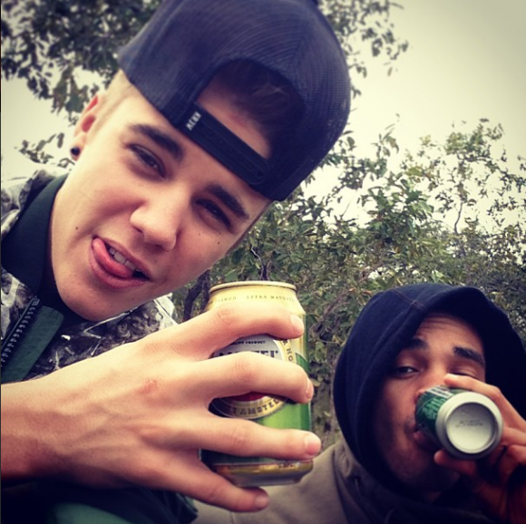 Justin Bieber boit de la bière dans la jungle