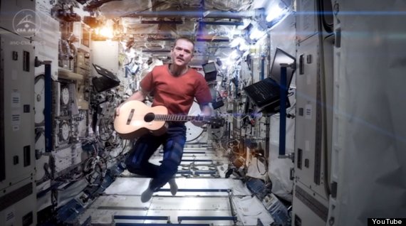 Le COVER de la semaine - L'astronaute Chris Hadfield reprend Space Oddity dans L'ESPACE