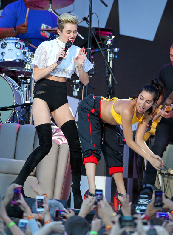 Miley Cyrus fait une prestation provocante au Jimmy Kimmer Live 