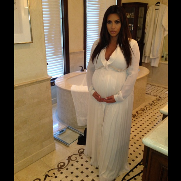 Kim Kardashian publie une photo de son look de shower sur Instagram