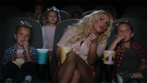 Britney Spears lance Ooh La La du film The Smurfs 2 - Nouveau vidéoclip