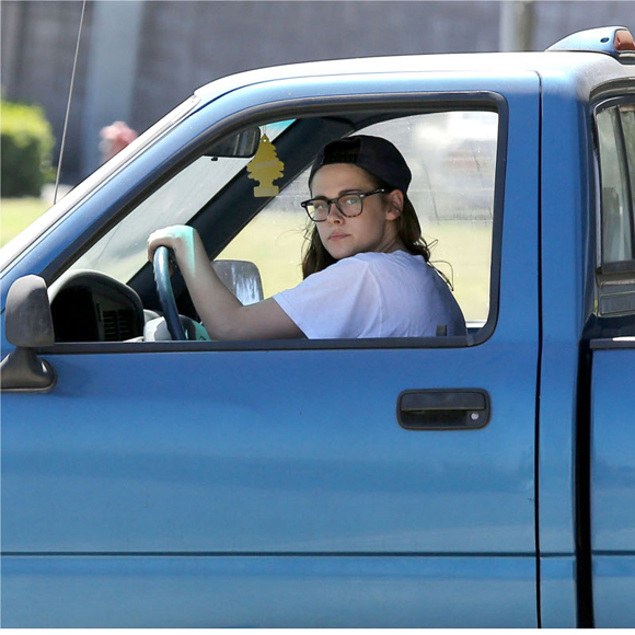 La voiture de Kristen Stewart vandalisée (bum) Kristen Stewart s'est baladée avec un « I Love Rob » sur le capot de sa voiture. Séparée de Robert Pattinson depuis mai dernier, Kristen Stewart fait tout pour l'oublier, seulement certains semblent vouloir lui rendre la tâche plus difficile. Hier (8 juillet), la voiture de l'actrice a été « vandalisée » dans un stationnement de North Hollywood. Il n'y a eu aucun bris, mais on y a inscrit le message « I Love Rob » sur le capot. Heureusement, le tout a simplement été fait dans la couche de saleté accumulée sur le véhicule de l'actrice. Soit une admiratrice de Robert Pattinson lui a fait un message, soit un paparazzi a simplement voulu provoquer une réaction chez Stewart. Celle-ci a été quelque peu sidérée, mais est tout de même demeurée stoÃ¯que, ne laissant paraître aucune expression. La semaine dernière, Stewart arborait deux nouveaux tatouages à la Semaine de la mode à Paris. Un symbole de l'infini et quatre lignes noires parallèles. Bien que l'actrice n'ait donné aucune signification sur ceux-ci, des spéculations mentionnent que les quatre lignes représenteraient les quatre ans de relation avec Pattison, et le symbole de l'infini serait les sentiments éternels qu'elle éprouverait pour le Britannique. En mai dernier, les deux vedettes de Twilight rompaient définitivement. Apparemment, l'acteur ne serait jamais parvenu à surmonter l'infidélité de Stewart avec le réalisateur Rupert Sanders. Crédit photo : CARV/AKM-GSI/KEYSTONE Press/BIG