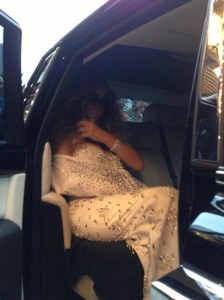 Mariah Carey et ses écharpes glamour pour cacher son plâtre