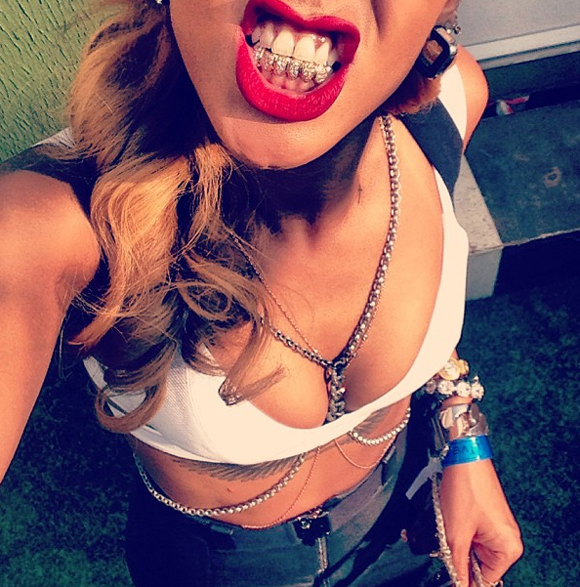 Rihanna avec des grills