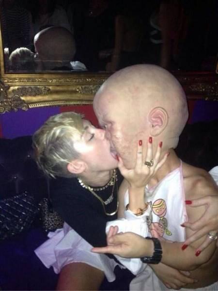 Miley Cyrus FRENCHE un nain avec un masque de bébé