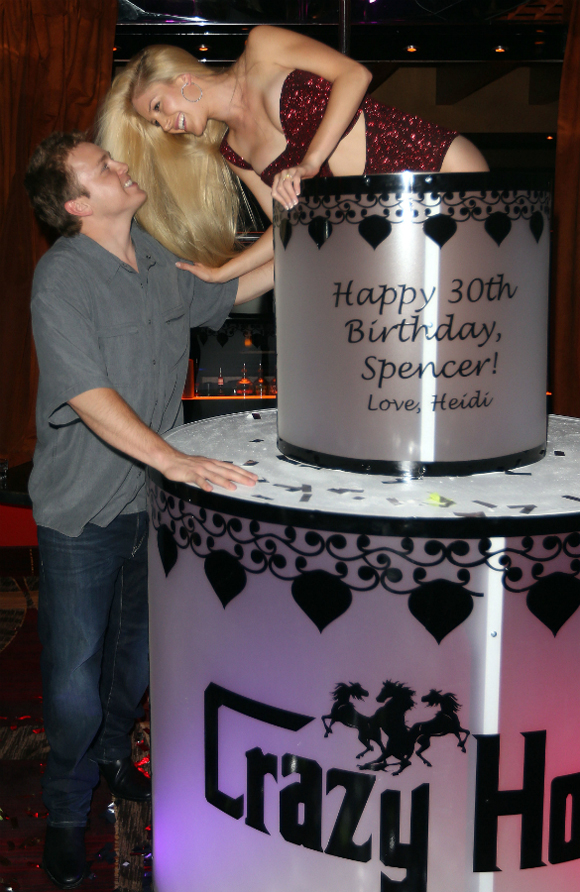 Heidi Montag sort d'un gâteau pour le trentième anniversaire de Spencer Pratt
