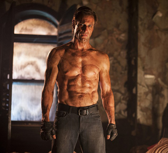 Aaron Eckhart est sexy et shirtless en Frankenstein dans le film I, Frankenstein - Bande-annonce