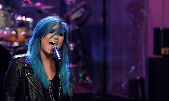 Demi Lovato a les cheveux bleus
