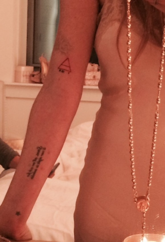 Le nouveau tatouage triangulaire de Lindsay Lohan