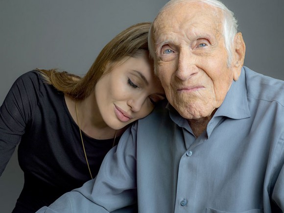 Angelina Jolie pose avec héros de l'ombre Louis Zamperini pour son film Unbroken