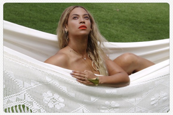 Beyoncé nue dans un hammac