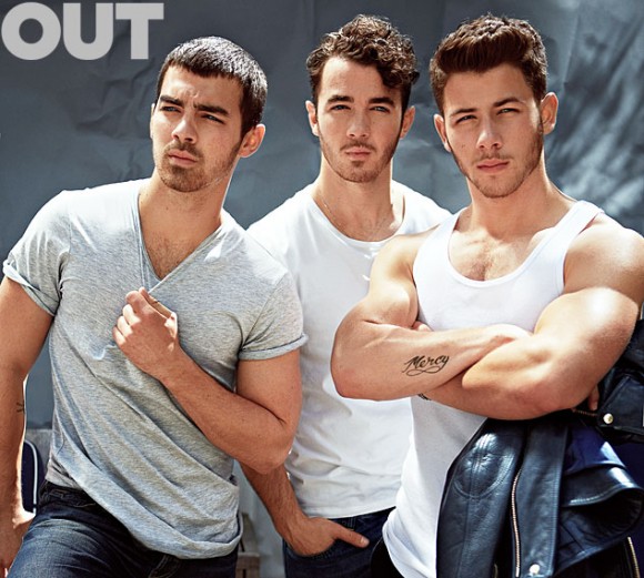 Les Jonas Brothers sur le cover du magazine OUT
