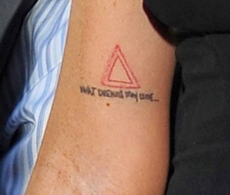 lindsay-lohan-red-double-triangle-tattoo-what-dreams-may-come__oPt