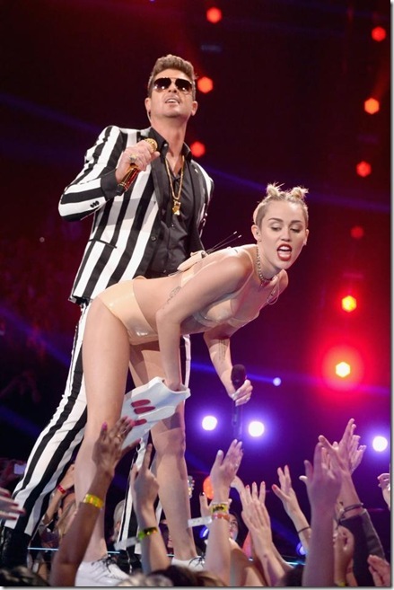 miley-cyrus-twerking-with-robin-thicke_thumb1