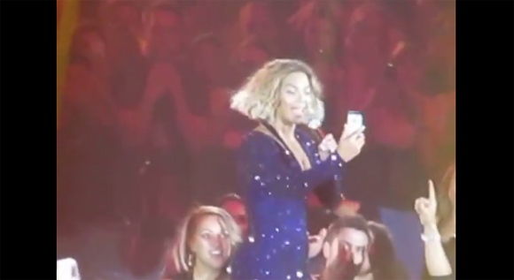 Beyoncé Facetime avec un fan en plein spectacle