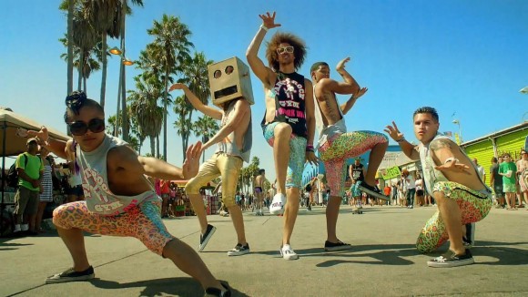 LMFAO_-_Sexy_and_I_Know_It.mp4_snapshot_00.29_[2011.09.16_14.31.37]