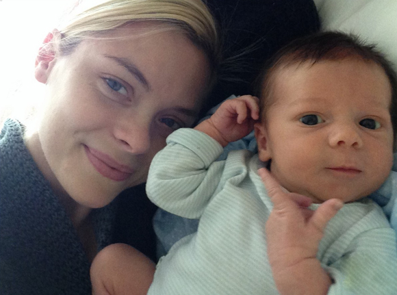 Jaime King dévoile les premières photos de son petit James Knight Newman