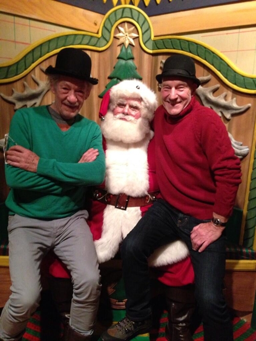 Patrick Stewart et Ian McKellen sur les genoux du Père Noël