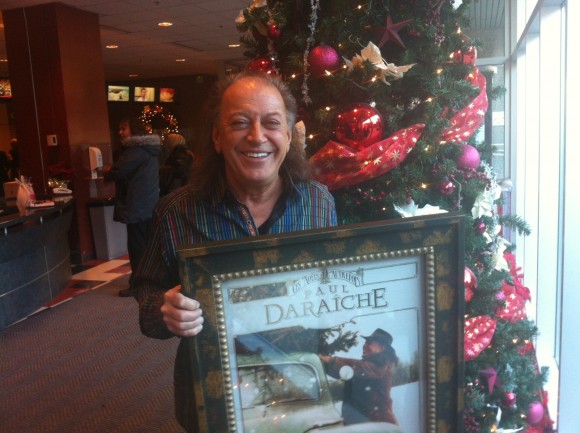 Paul Daraîche reçoit un disque d'or pour Ces Noëls d'autrefois