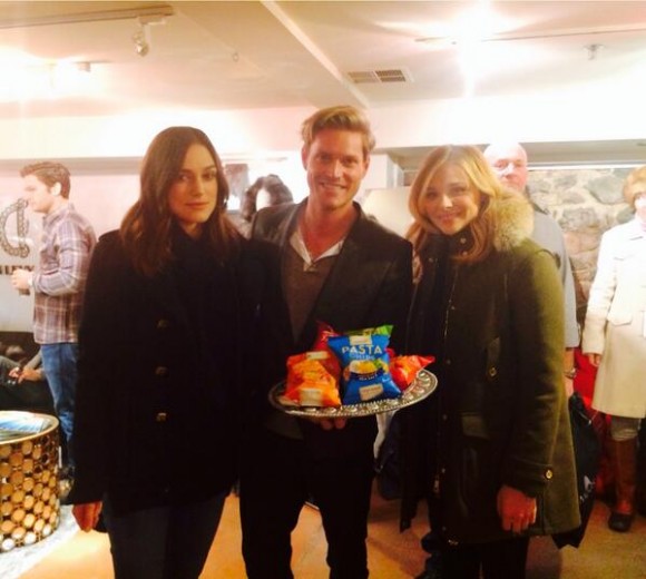 Pierre-Olivier Beaudoin pose avec Keira Knightley, Chloë Moretz 