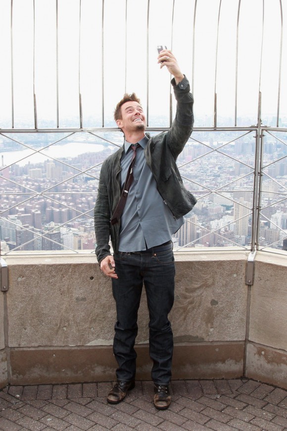 Josh-Duhamel-took-his-selfie-whole-new-level-posing-pic-top-Empire-State-Building-February