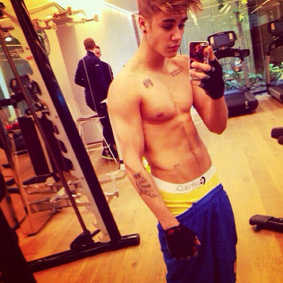 Justin-Bieber-snapped-photo-his-abs-while-hanging-out-gym-AprilSource-Instagram-user-justinbieber