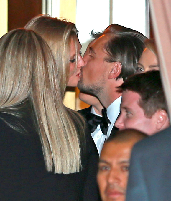 Leonardo DiCaprio embrasse Toni Garnn après avoir remporté son prix aux Golden Globes