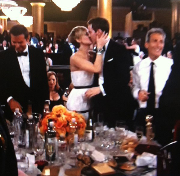 Jennifer Lawrence embrasse Nicholas Hoult aux Golden Globes