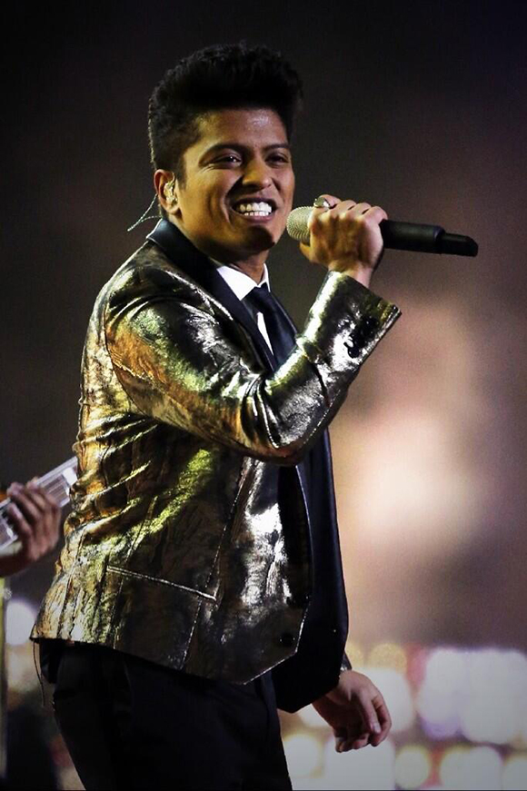 Bruno Mars vole le show au Super Bowl